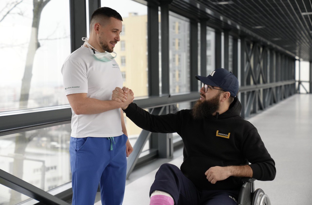 Переніс 10 операцій за 5 місяців. У Львові лікарі "ставлять на ноги" пораненого бойового медика