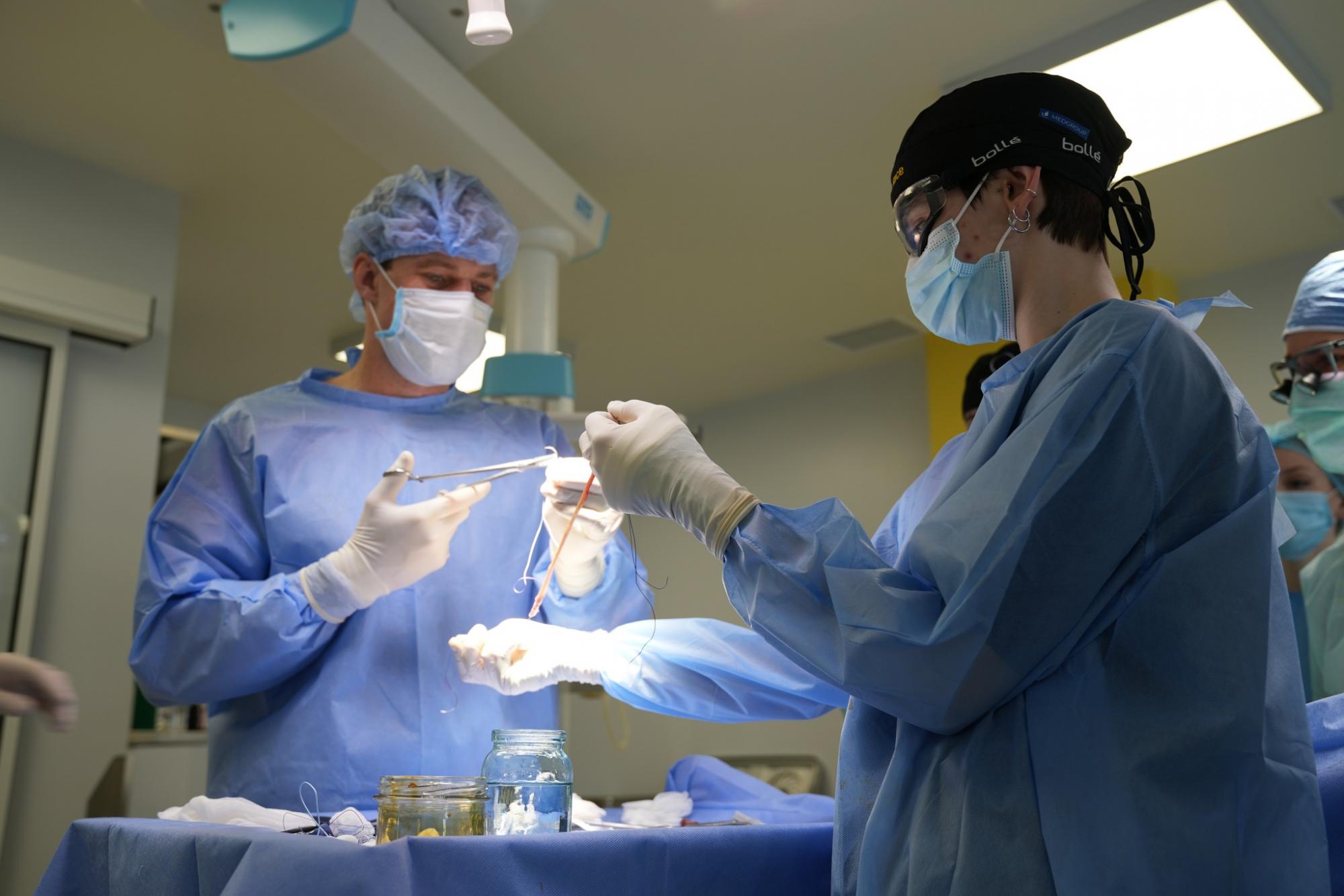 Переніс 10 операцій за 5 місяців. У Львові лікарі "ставлять на ноги" пораненого бойового медика