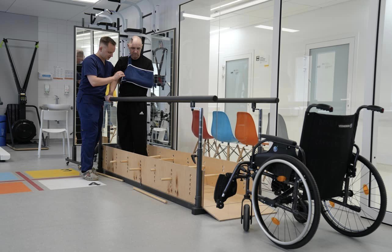 "Уламок застряг за міліметр від аорти". У Львові медики дивом врятували захисника