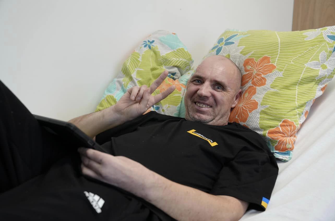 "Уламок застряг за міліметр від аорти". У Львові медики дивом врятували захисника