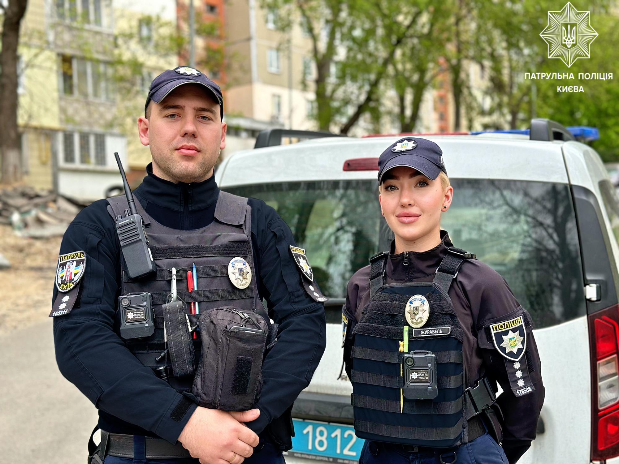 Ледь тримався за підвіконня. Патрульні врятували 2-річного хлопчика, поки його п'яна мама спала