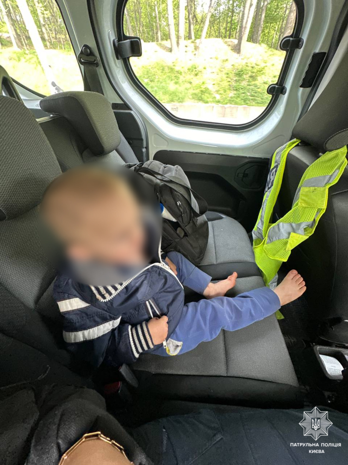 Ледь тримався за підвіконня. Патрульні врятували 2-річного хлопчика, поки його п'яна мама спала