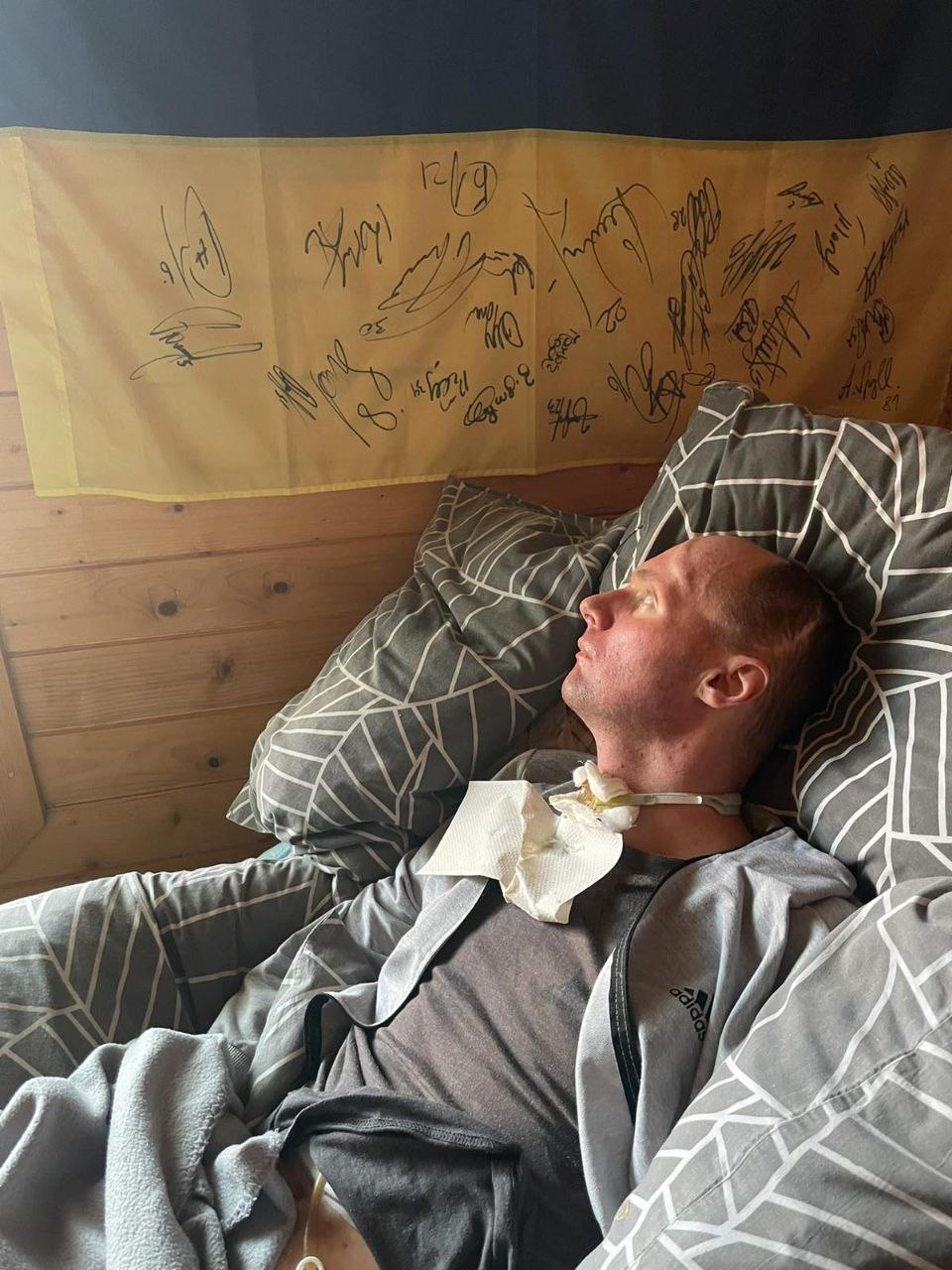 "Плачу сльозами радості": поранений військовий Віталій Шумей, за яким доглядає батько, заговорив