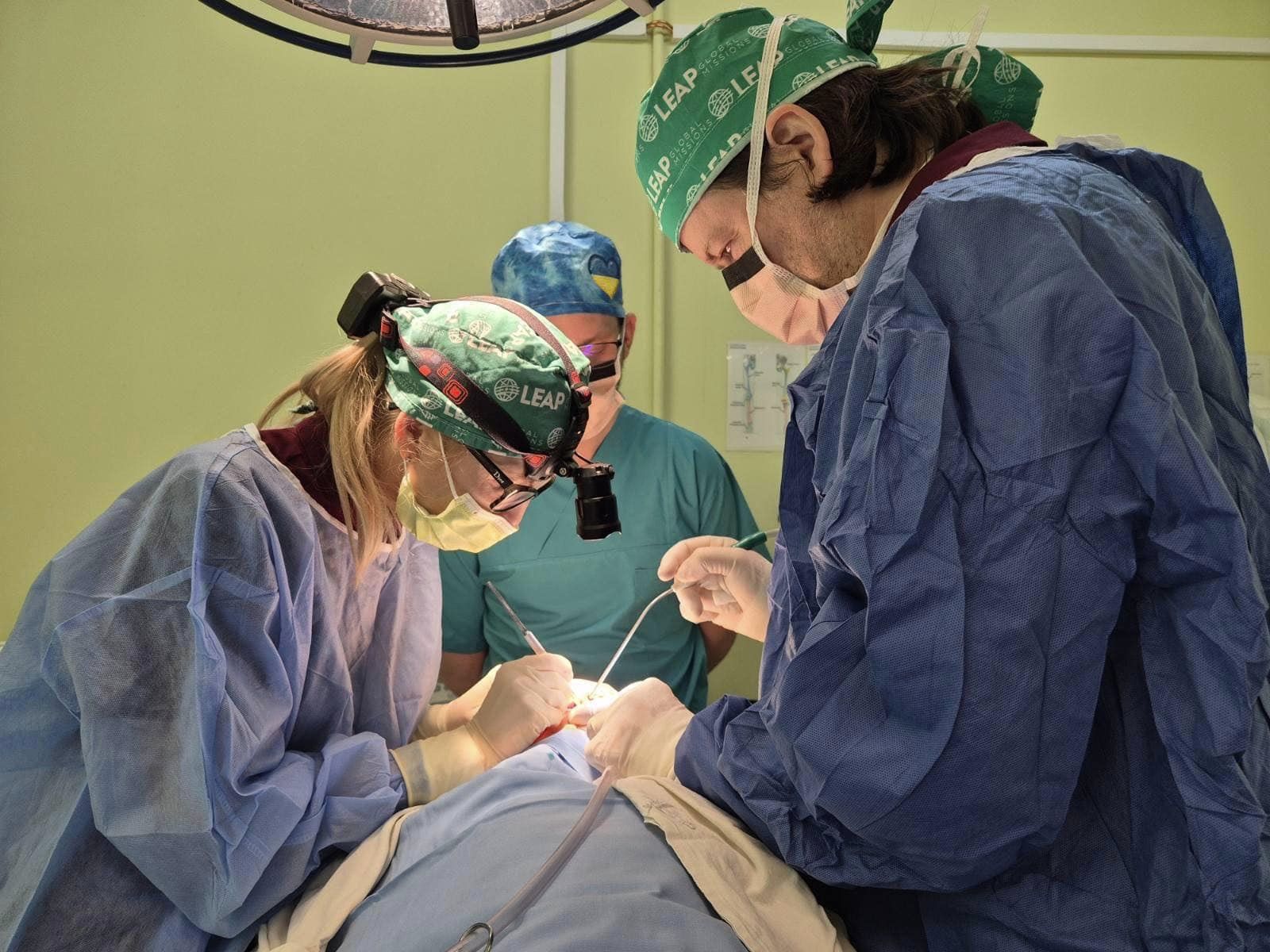 Називали кривоносим: у Львові хірурги з США зробили операцію сироті, яку він чекав все життя