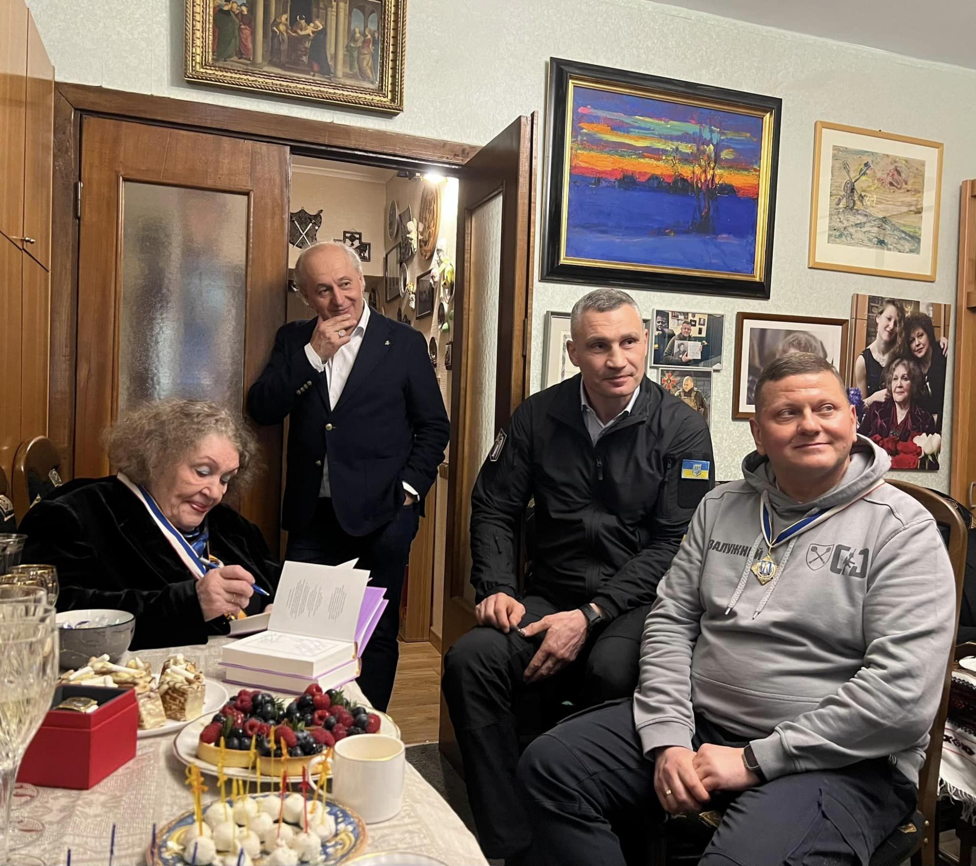 Як живе Ліна Костенко: рідкісні фото з квартири найвідомішої поетеси України