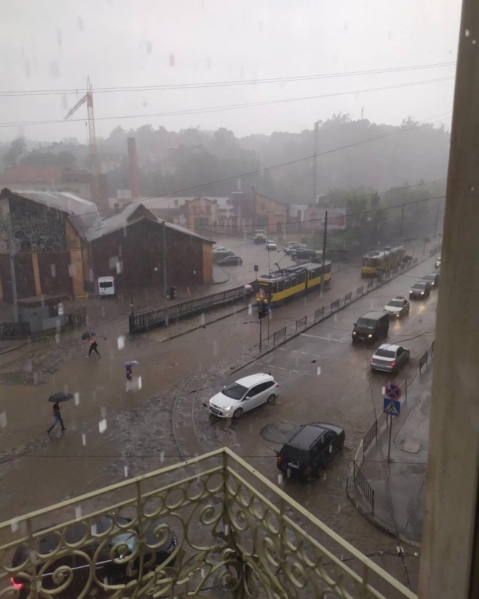 Львов накрыло жуткой грозой с градом: улицы затоплены, транспорт стоит