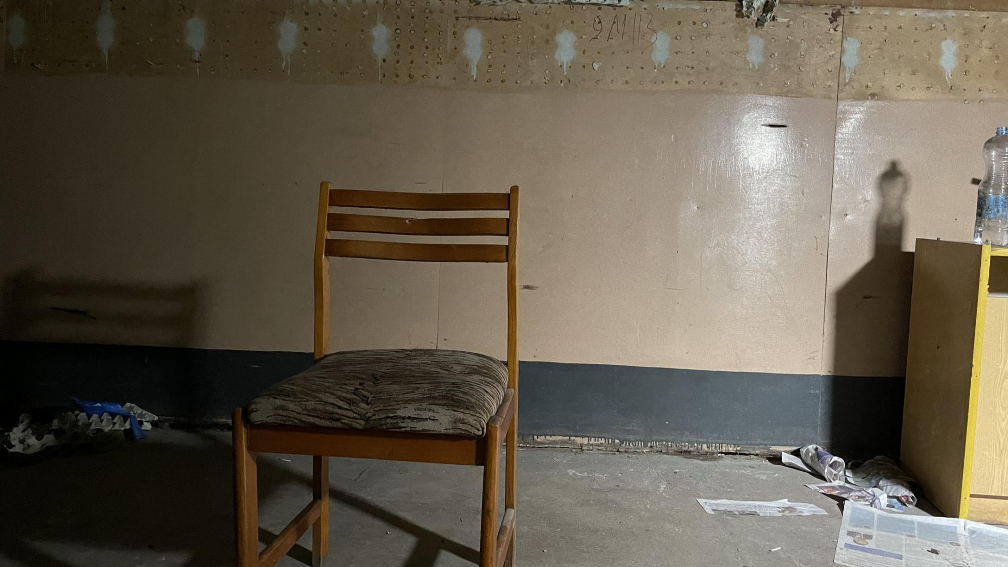 Електричні кабелі та протигази: з'явилися нові фото з катівні окупантів в Ізюмі