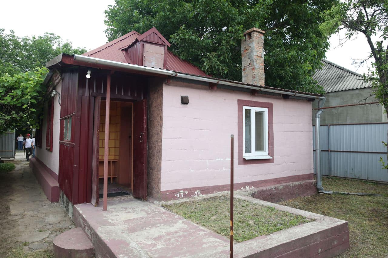 98-річній бабусі, яка пішки вийшла з окупації, подарували будинок: емоційні фото