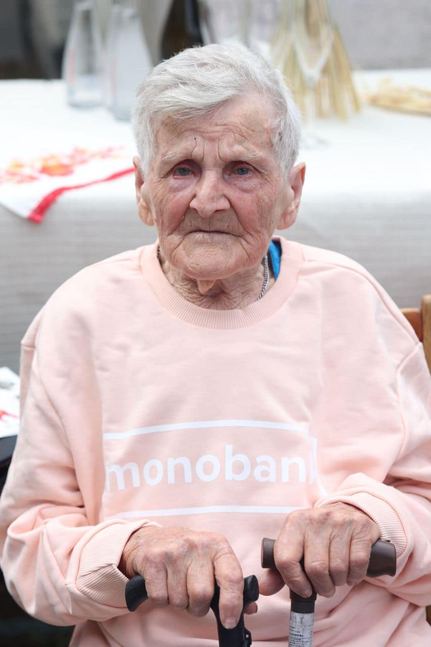 98-річній бабусі, яка пішки вийшла з окупації, подарували будинок: емоційні фото