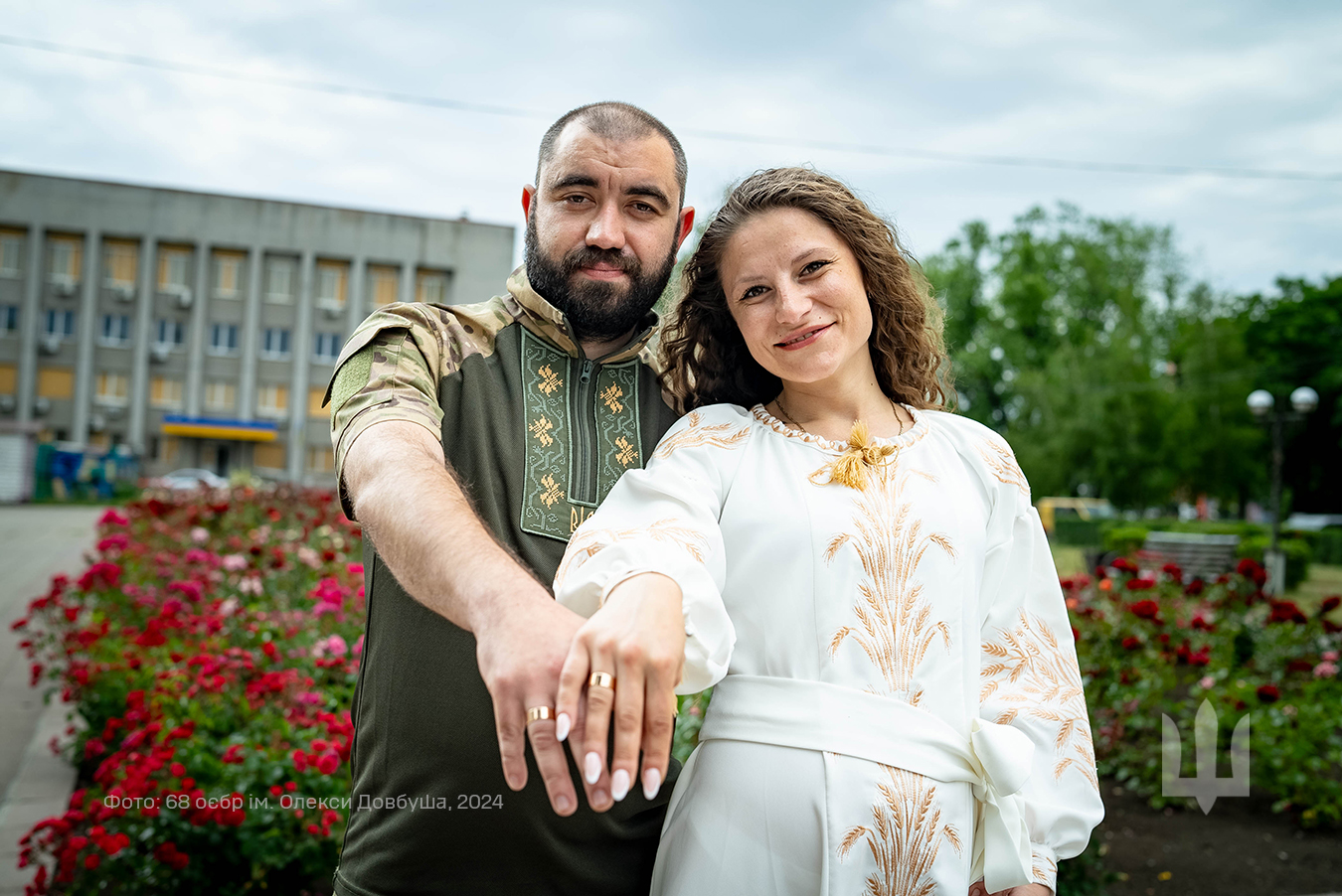 Воїн побрався з коханою поблизу лінії фронту: ефектні фото і відео молодят