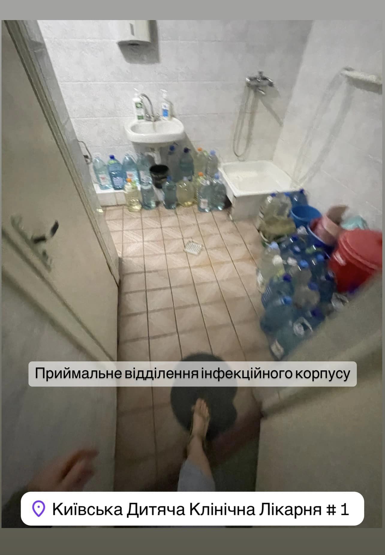 Вонь и ободранные стены. Пациентка пожаловалась на условия пребывания в киевской больнице (фото)