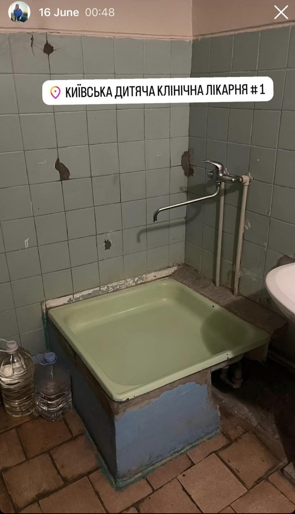 Вонь и ободранные стены. Пациентка пожаловалась на условия пребывания в киевской больнице (фото)
