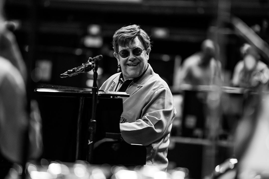 Элтон Джон частично потерял зрение и растрогал обращением к поклонникам