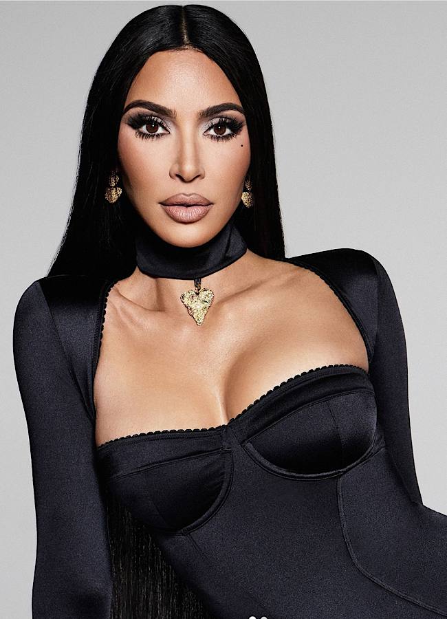 Кім Кардашьян в атласному чорному боді показала крихітну талію