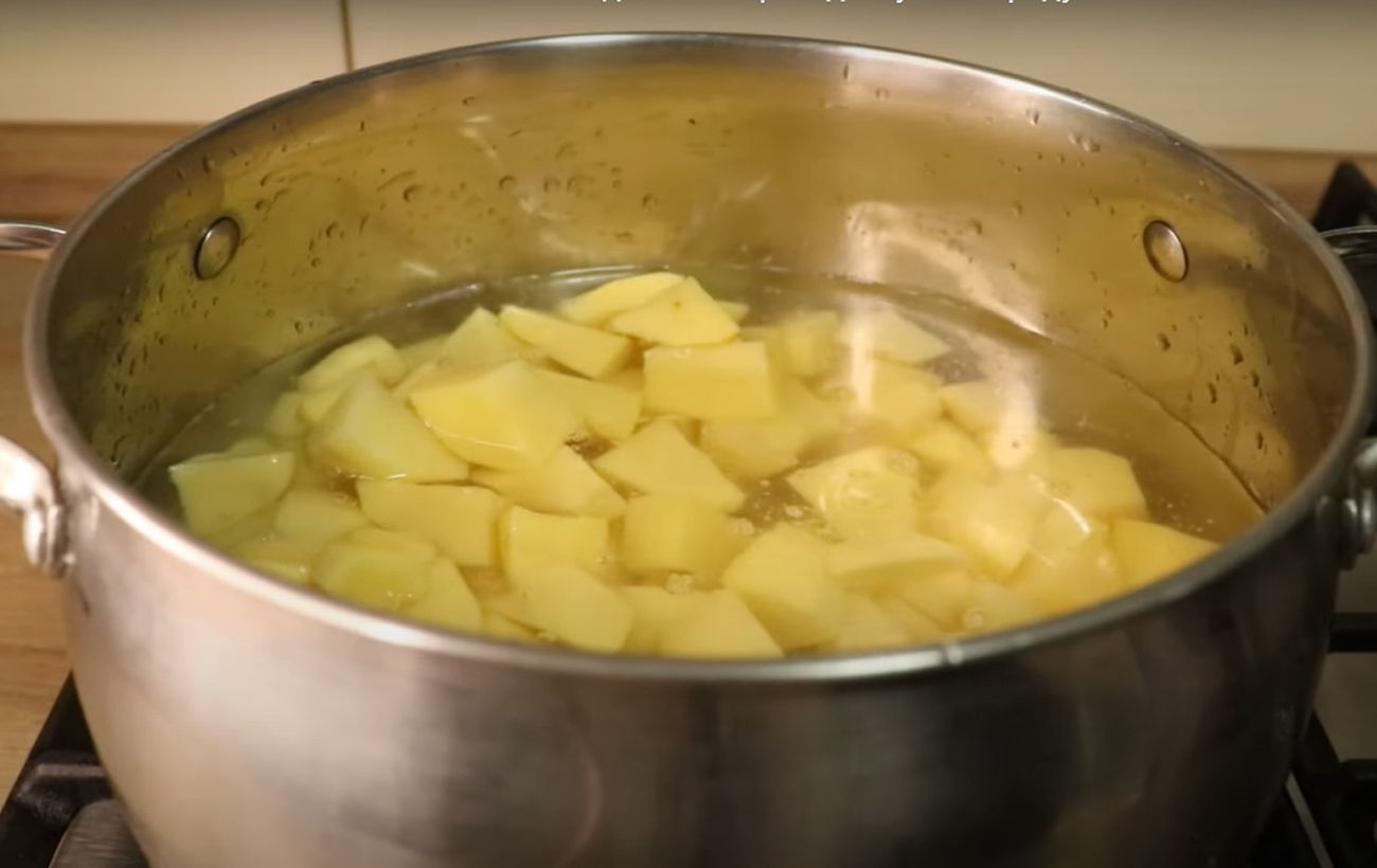 Сытный ужин из простых продуктов: рецепт жаркого с мясом и картофелем