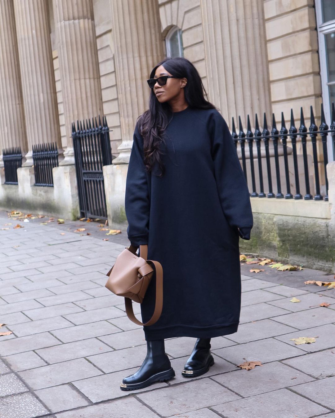 З чим носити чорну сукню восени: 5 стильних образів, які ніколи не вийдуть із моди