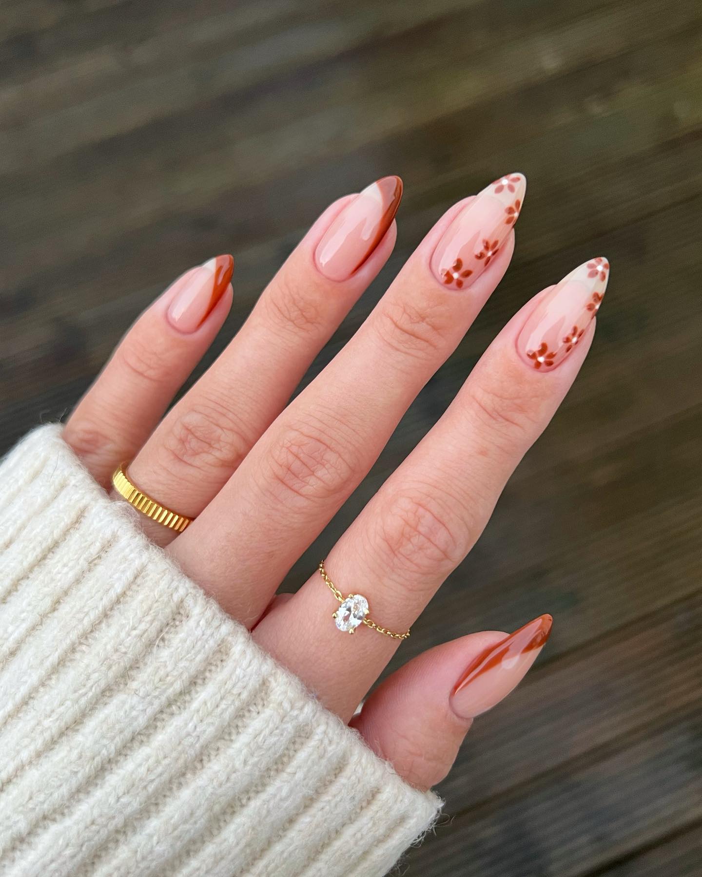 Трендовый маникюр на осень: 7 идей стильного "френча" с яркими кончиками