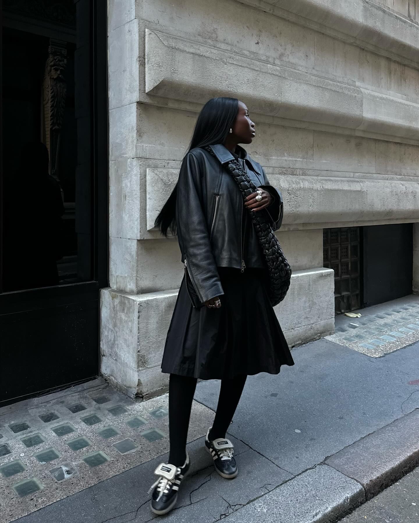 Трикотажний костюм та пальто з шарфом: модні блогери показали головні тренди на зиму 2025