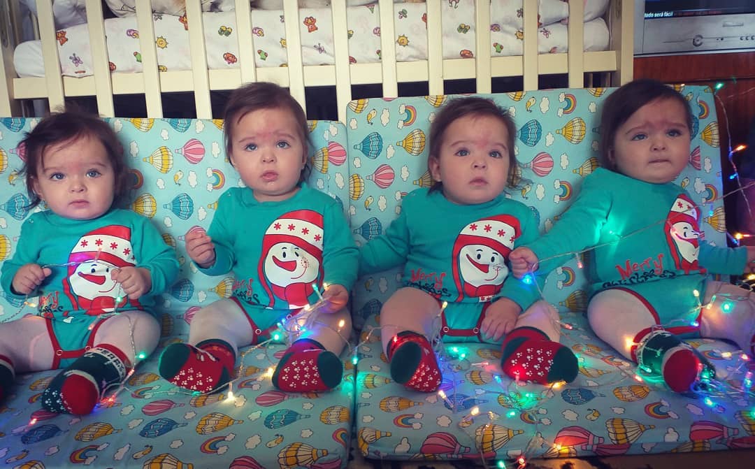 "Діти в руках, речі в зубах": історія багатодітної сім'ї з чотирма близнятами