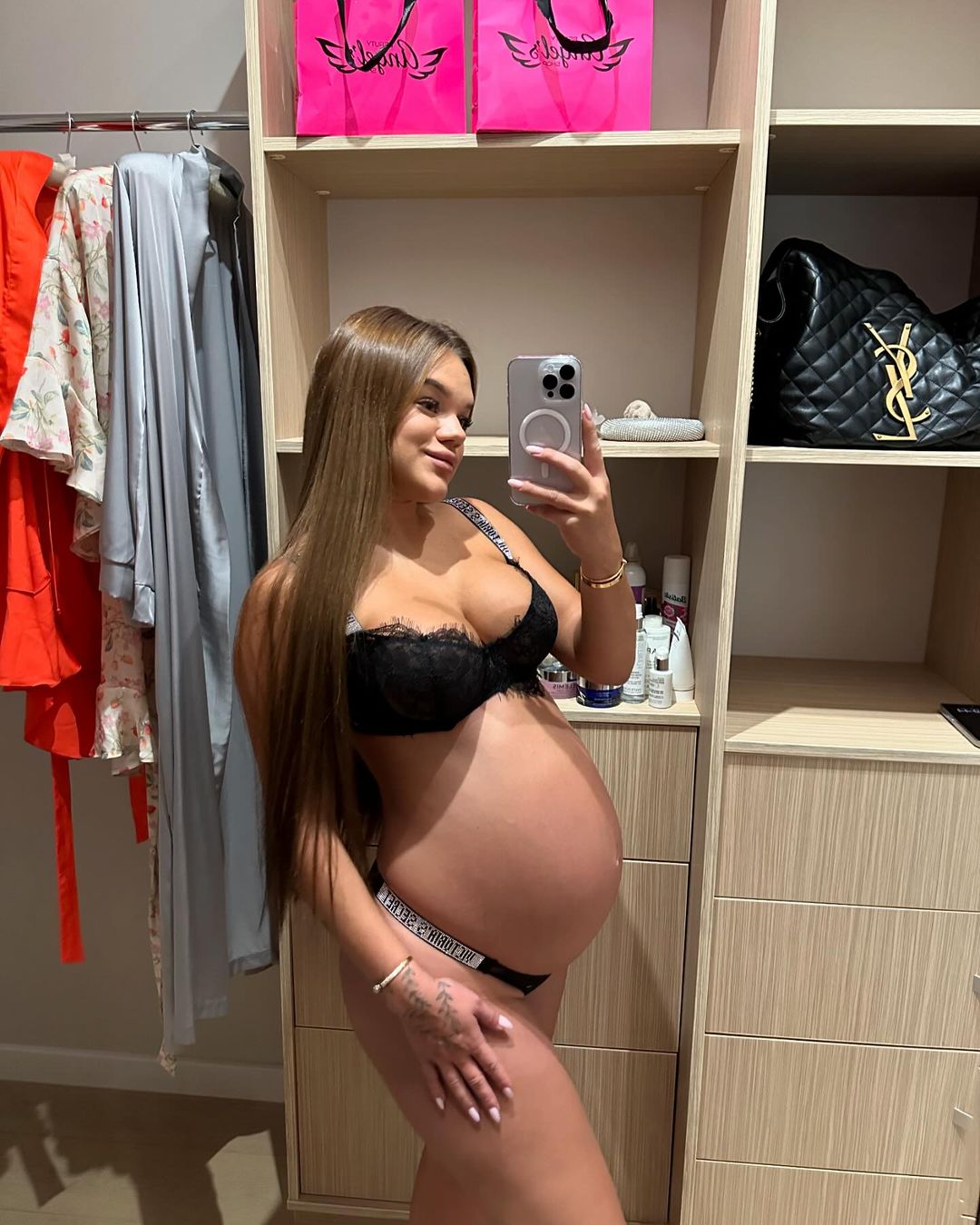 Блогерка Верба показалася у білизні на останніх термінах вагітності: "Хочу бути красивою до кінця"