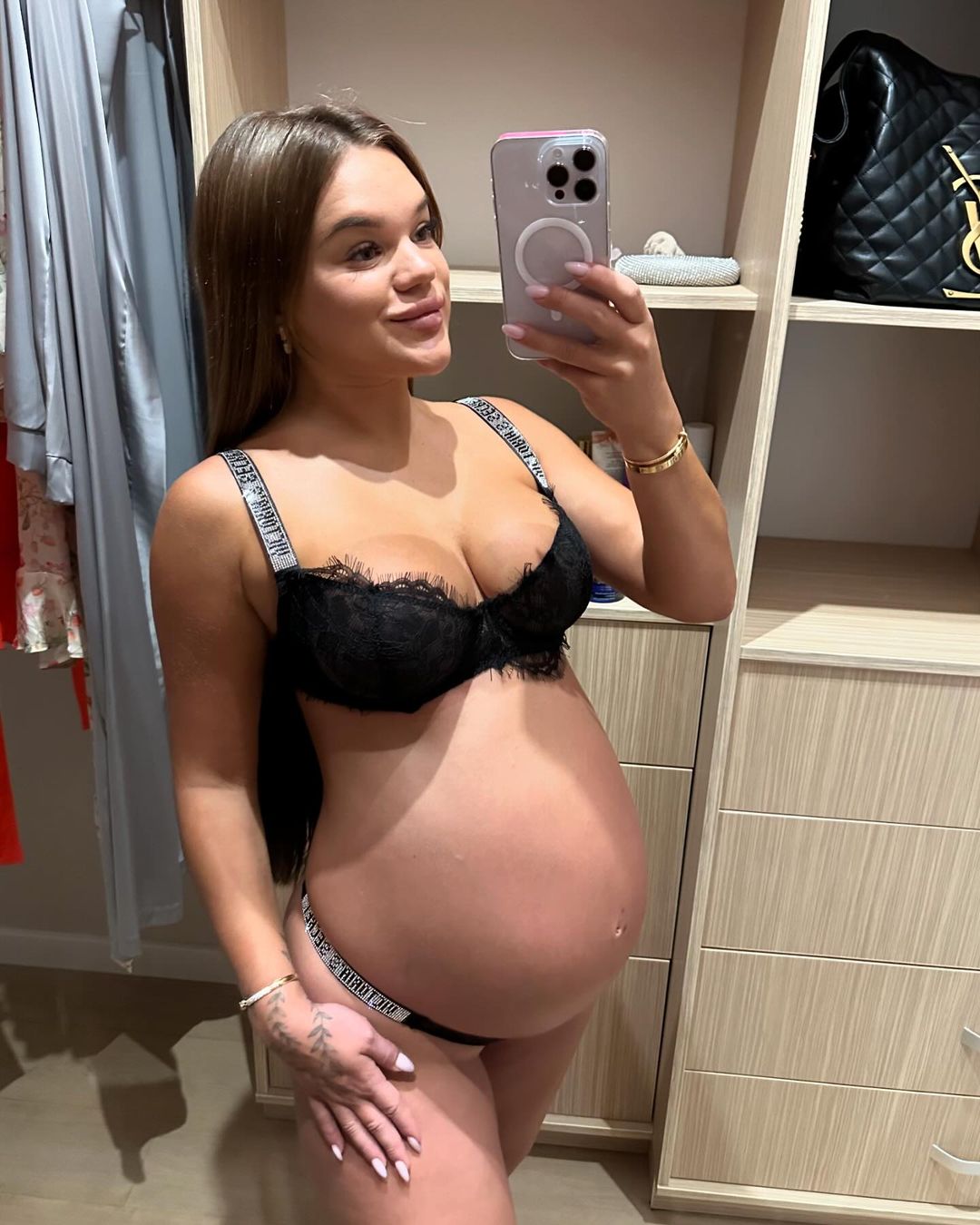 Блогерка Верба показалася у білизні на останніх термінах вагітності: "Хочу бути красивою до кінця"