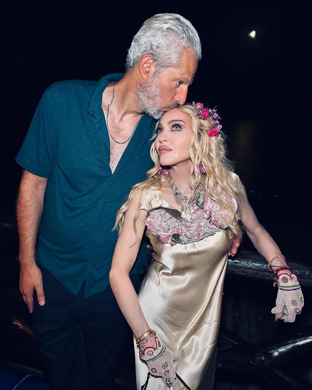 Мадонна громко отметила 66-летие в Италии: певица показала редкое фото со всеми детьми