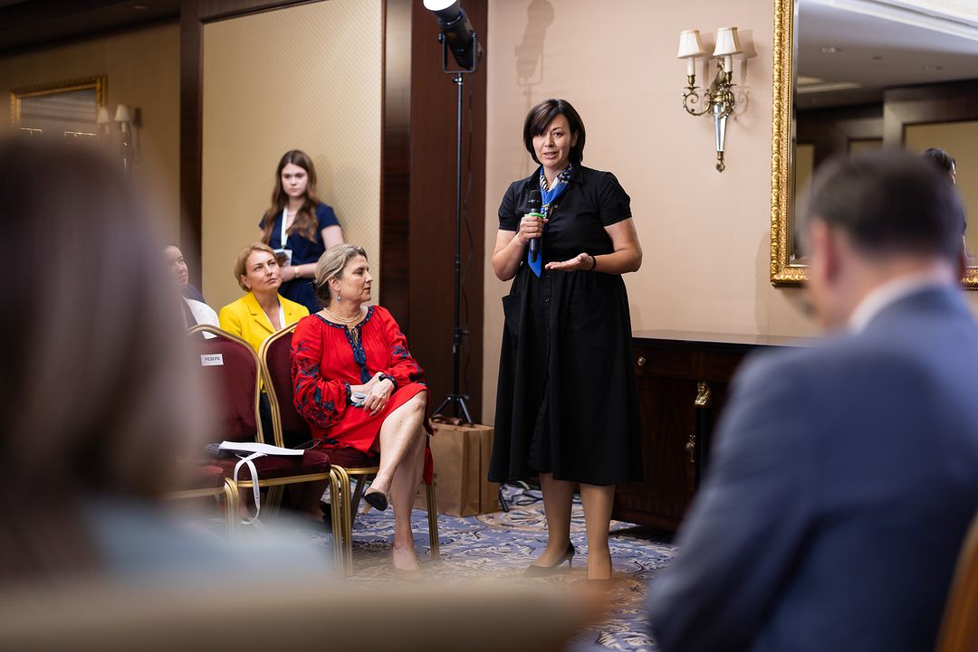 Зеленская на официальном мероприятии поразила стильным костюмом, который дополнила эффектными серьгами (фото)