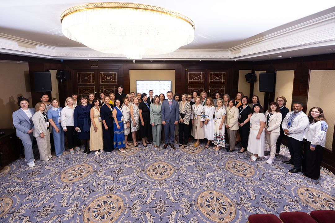 Зеленская на официальном мероприятии поразила стильным костюмом, который дополнила эффектными серьгами (фото)