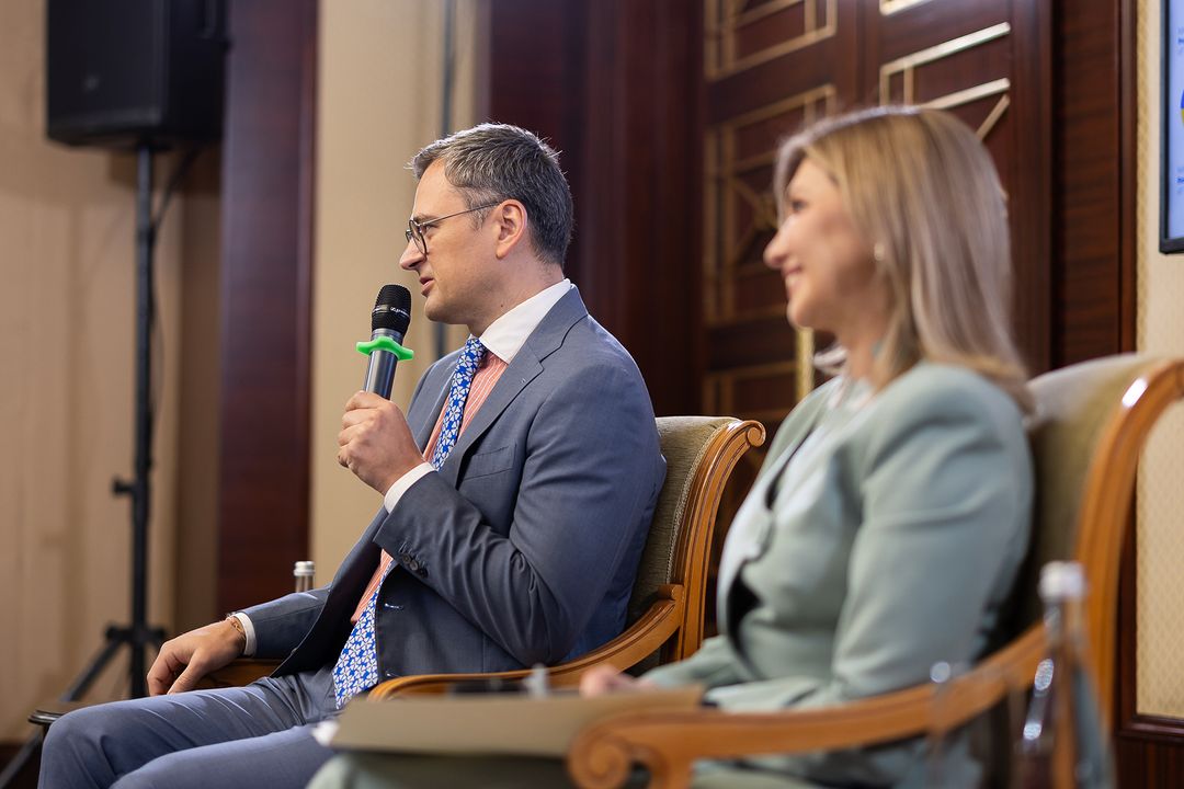 Зеленская на официальном мероприятии поразила стильным костюмом, который дополнила эффектными серьгами (фото)