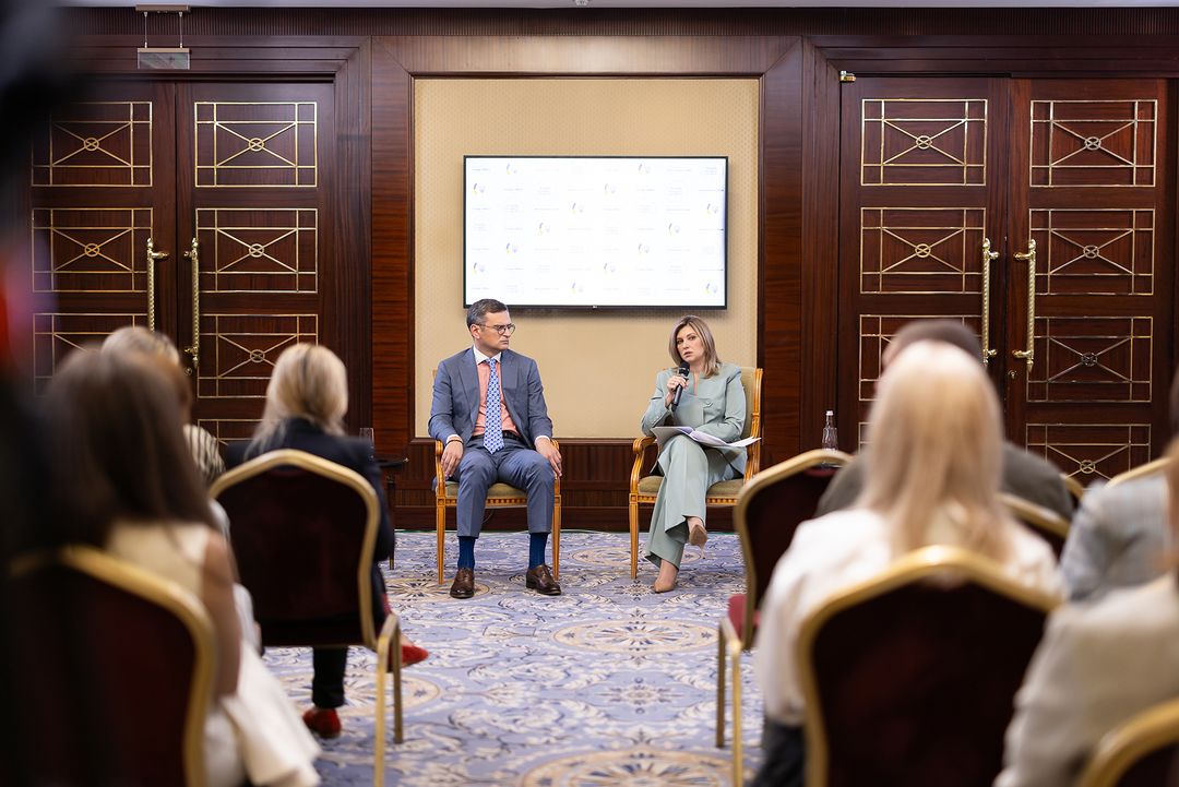 Зеленская на официальном мероприятии поразила стильным костюмом, который дополнила эффектными серьгами (фото)