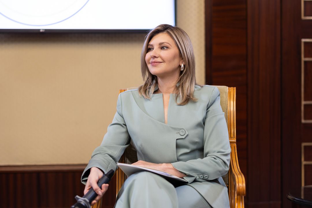 Зеленская на официальном мероприятии поразила стильным костюмом, который дополнила эффектными серьгами (фото)