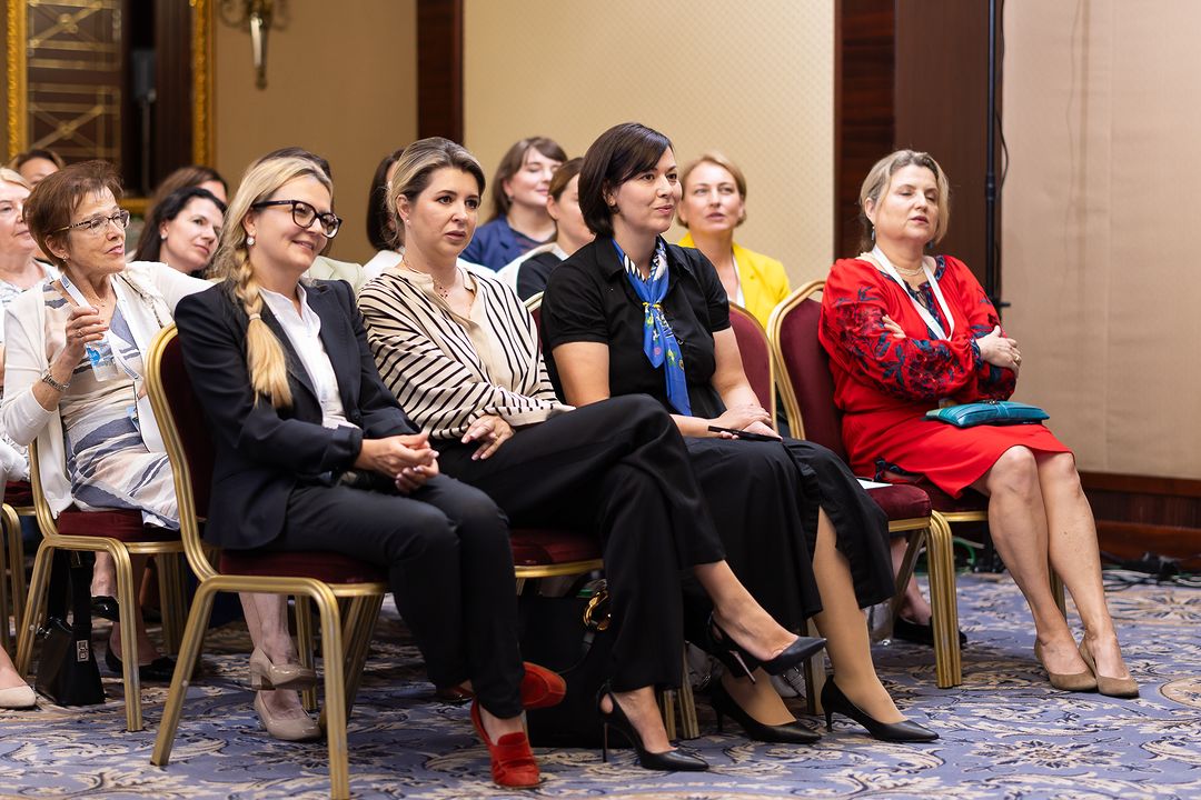 Зеленская на официальном мероприятии поразила стильным костюмом, который дополнила эффектными серьгами (фото)