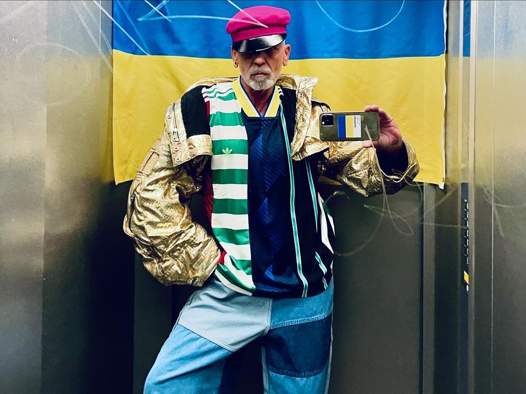 У футболці з назвою міста. Знаменитий дизайнер підтримав українців після чергової атаки РФ