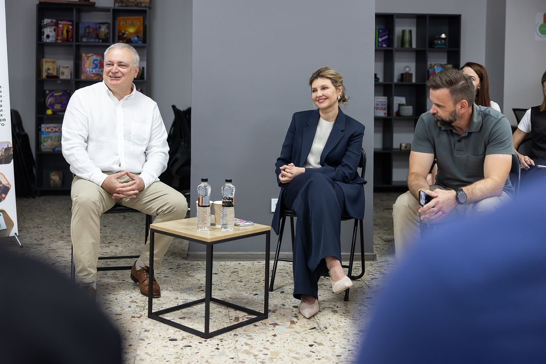 Зеленська у стильному темно-синьому костюмі та модному взутті відвідала офіційну зустріч (фото)