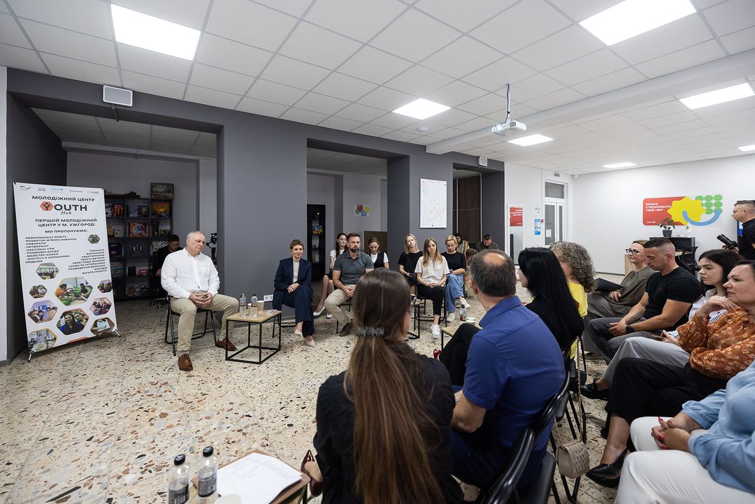 Зеленська у стильному темно-синьому костюмі та модному взутті відвідала офіційну зустріч (фото)