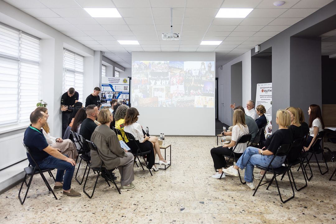 Зеленська у стильному темно-синьому костюмі та модному взутті відвідала офіційну зустріч (фото)