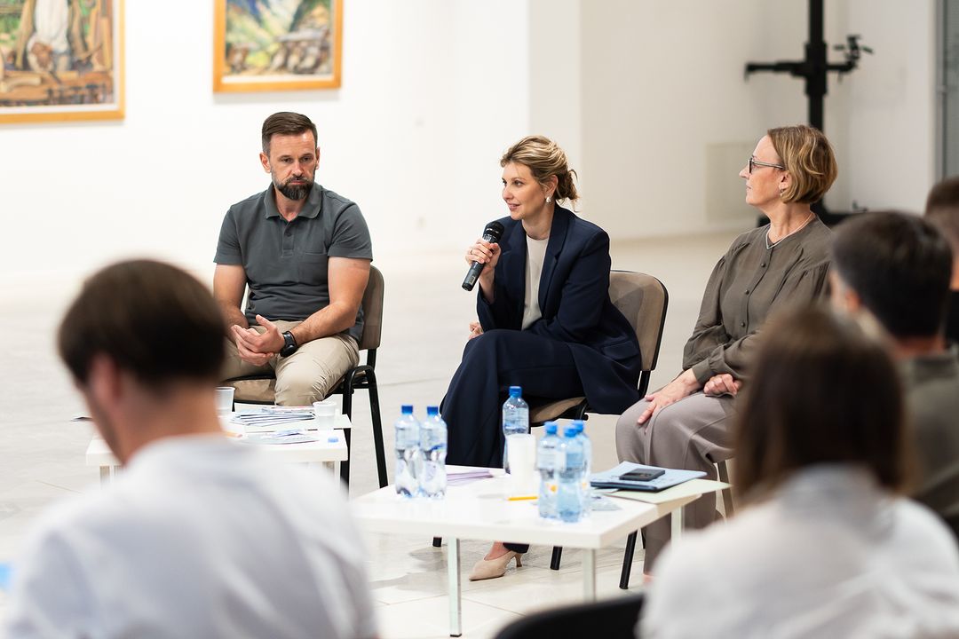 Зеленська у стильному темно-синьому костюмі та модному взутті відвідала офіційну зустріч (фото)