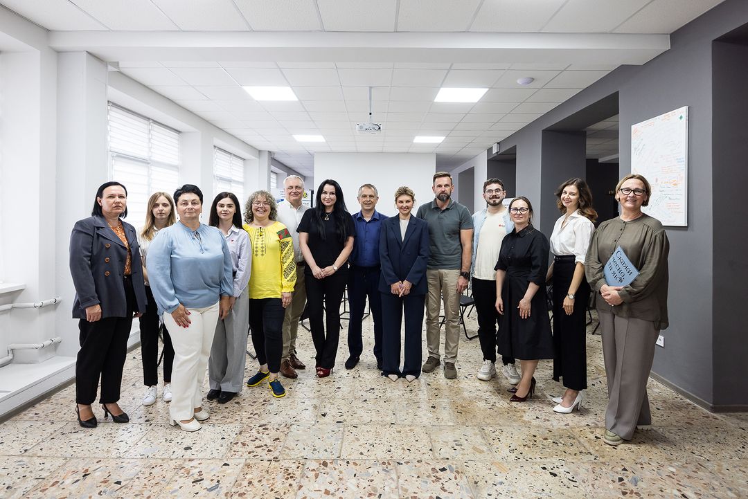 Зеленська у стильному темно-синьому костюмі та модному взутті відвідала офіційну зустріч (фото)