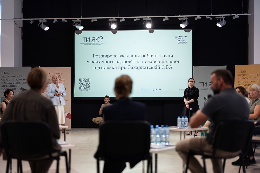 Зеленська у стильному темно-синьому костюмі та модному взутті відвідала офіційну зустріч (фото)