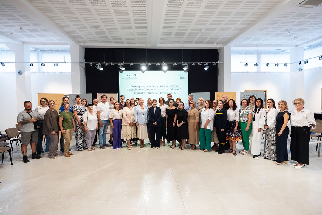 Зеленська у стильному темно-синьому костюмі та модному взутті відвідала офіційну зустріч (фото)