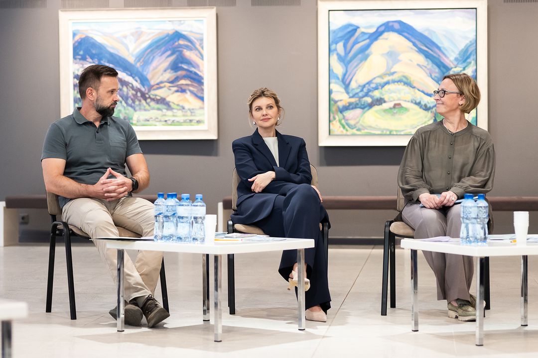 Зеленська у стильному темно-синьому костюмі та модному взутті відвідала офіційну зустріч (фото)