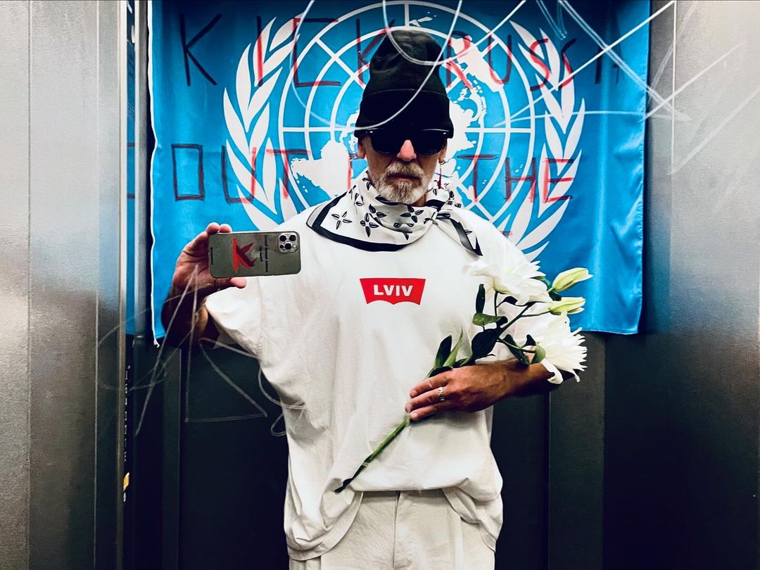 У футболці з назвою міста. Знаменитий дизайнер підтримав українців після чергової атаки РФ