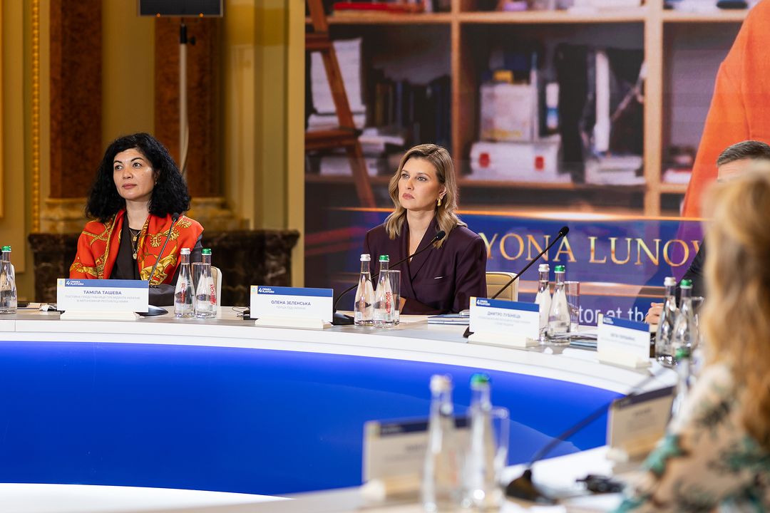 З шовковою хустинкою на шиї. Зеленська продемонструвала стильний образ під час візиту до Америки (фото)