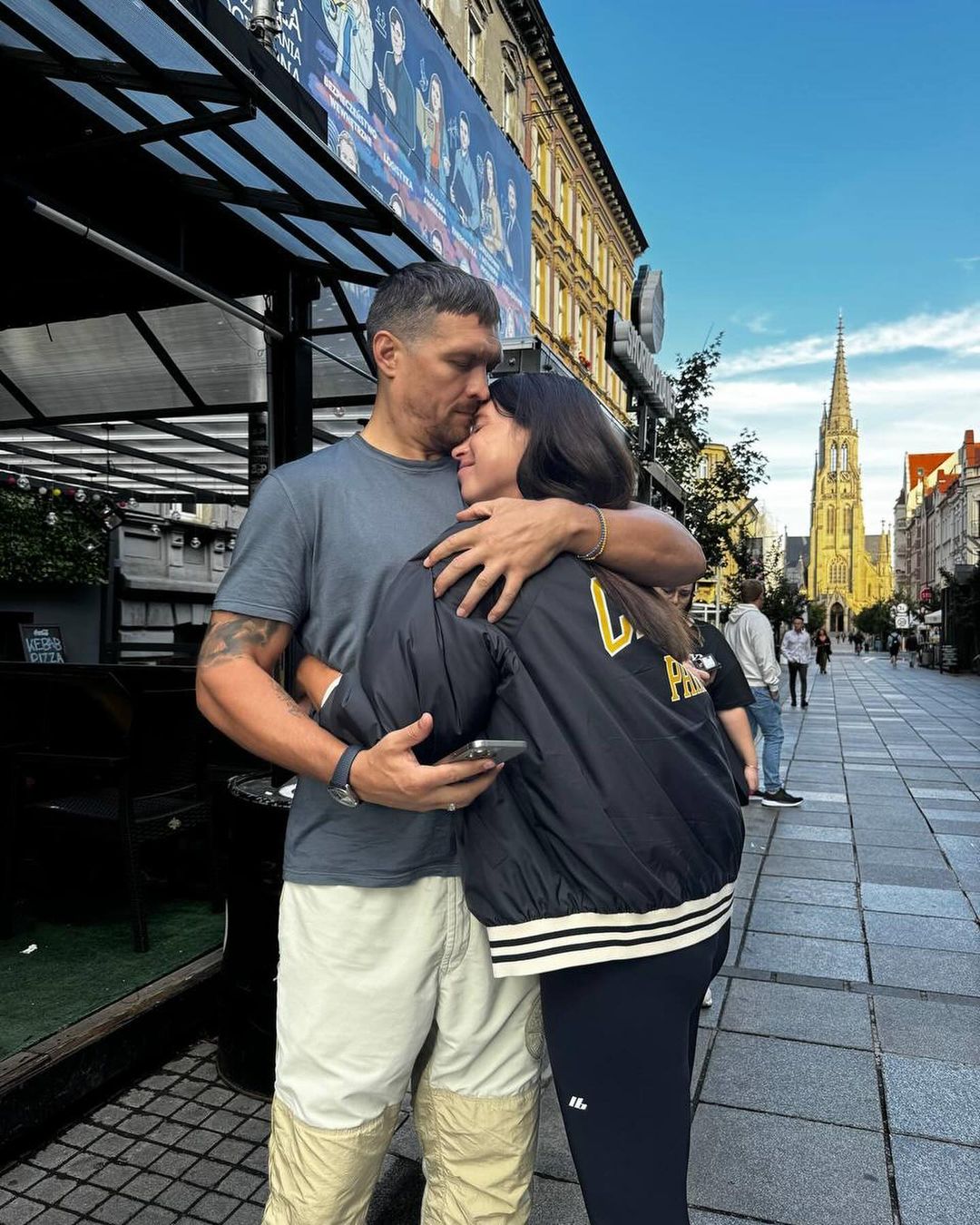 Дружина Усика замилувала романтичними кадрами з боксером: як виглядає пара