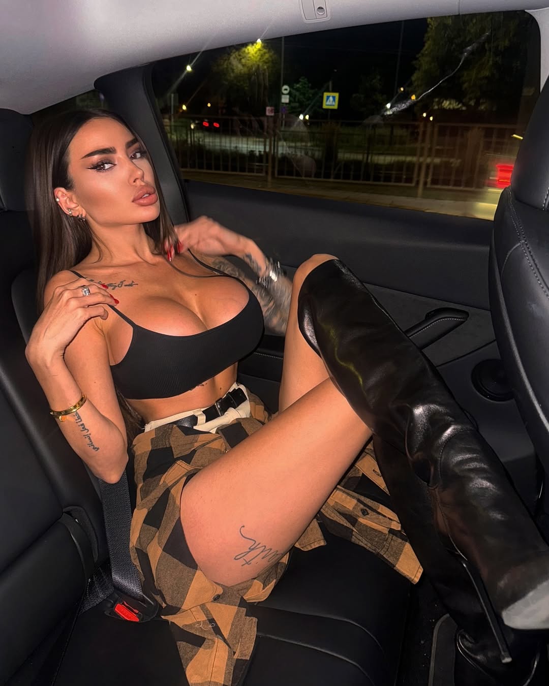 Депутат подарував "українській Кардаш'ян" годинник за 8 мільйонів