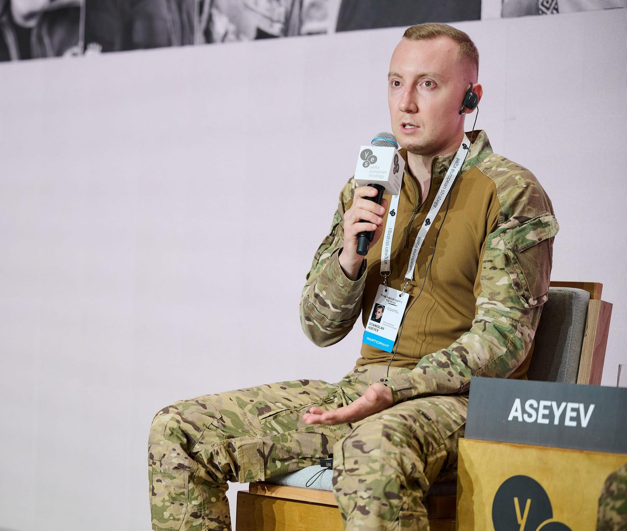 Відомий письменник заявив про звільнення із ЗСУ і назвав причину