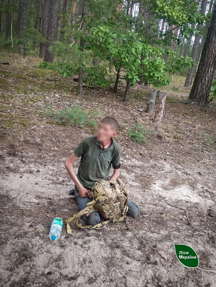 Поджигал лес возле объектов критической инфраструктуры: в Сумской области разоблачили поджигателя