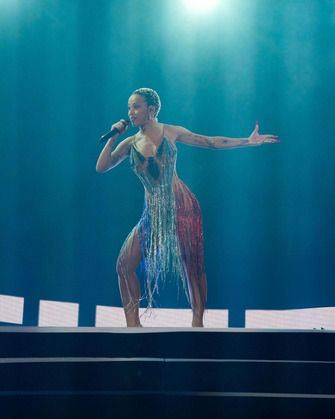 Американська реперка вийшла на сцену в сукні українського бренду та згадала про війну (відео)