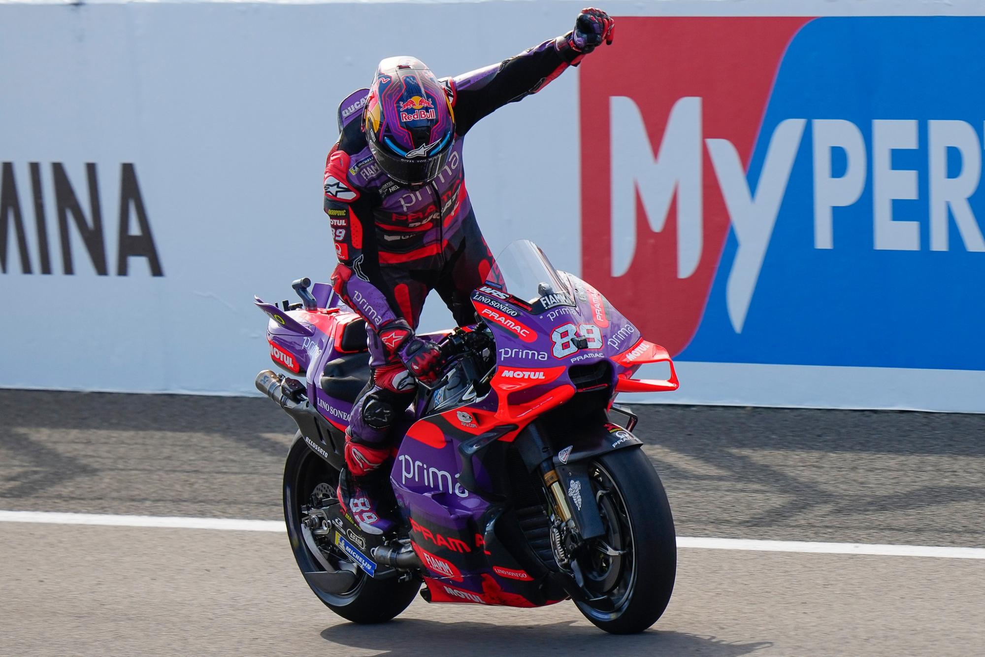 Старт НХЛ, чемпіонський бій UFC і фінал футзального Мундіалю: анонс вихідних у спорті