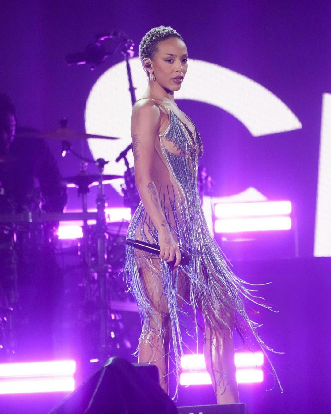 Американська реперка вийшла на сцену в сукні українського бренду та згадала про війну (відео)